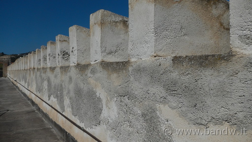 DSCN8850.JPG - Le mura del Castello di Lipari